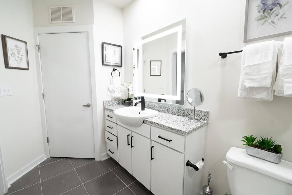 Luxury Apartment Wifi, Gym, Pool, Shops & Food! Unit 329 Charlotte Exteriér fotografie
